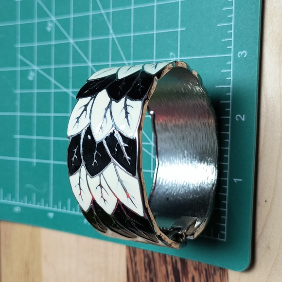 Inged Bracelet Peacock Fashion Enamel Silver Tone Blk/Ivory - Picture 6 of 12